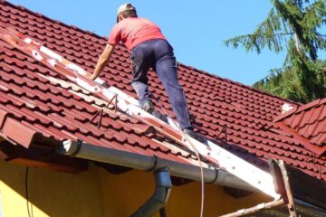 Au luat banii în avans și nu au mai vopsit acoperișul