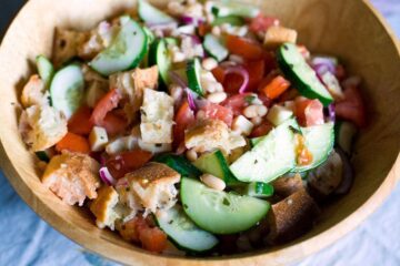 Salată italiană cu pâine uscată (panzanella), versiune de post. Foto: wikipedia.org