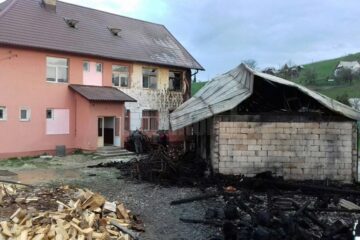 Focul a pornit de la una din anexele de lângă școală, afectând și clădirea cu două etaje în care învață elevii