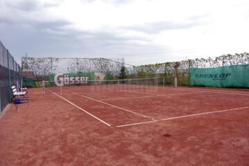 Terenul de tenis de lângă fabrica de lactate