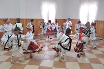 Dansuri prezentate de copiii etnicilor polonezi