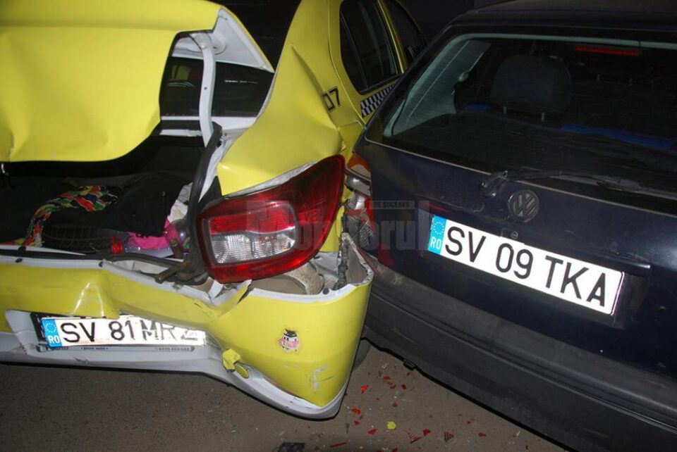 Cea mai avariată dintre mașini a fost Dacia Logan taximetru, care a fost prinsă la mijloc între Opel și VW