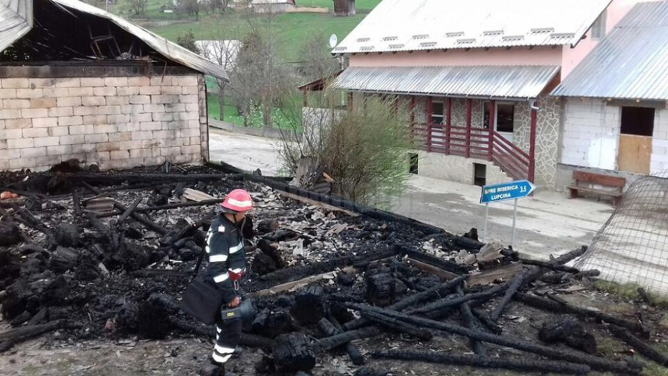 Un puternic incendiu izbucnit în toiul nopții a distrus anexele școlii din Lupcina