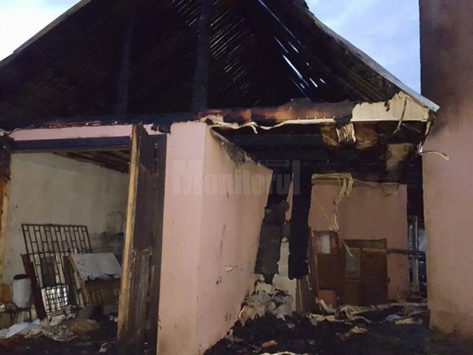 Focul a degradat anexele din zidărie, precum și pereții exteriori și tâmplăria cu termopan a școlii