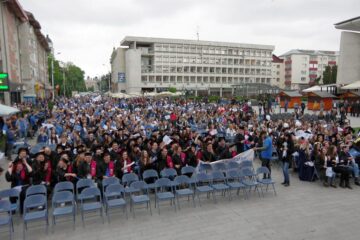 Studenții și universitarii au ieșit din campus și i-au sărbătorit pe absolvenții promoției 2017 în centrul Sucevei