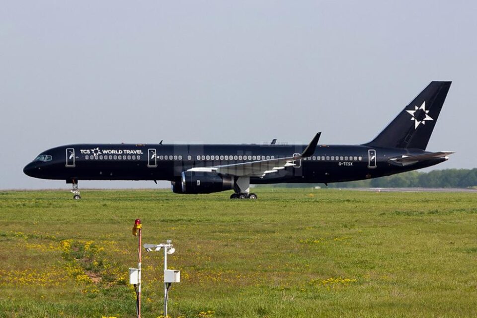 Aeronava care i-a adus la Suceava pe turiștii care au plătit circa 80.000 de dolari pentru un circuit în nouă țări - Foto Cătălin Cocîrlă