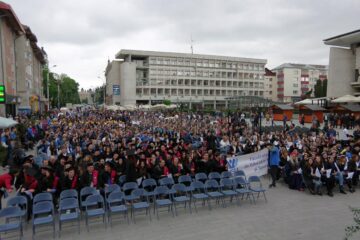 Studenții și universitarii au ieșit din campus și i-au sărbătorit pe absolvenții promoției 2017 în centrul Sucevei