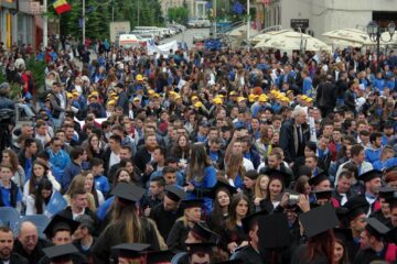 Studenții și universitarii au ieșit din campus și i-au sărbătorit pe absolvenții promoției 2017 în centrul Sucevei