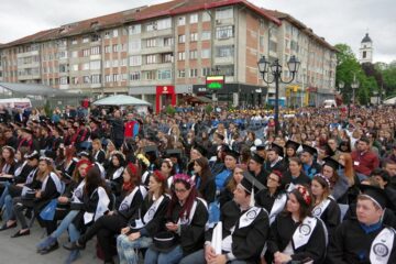Studenții și universitarii au ieșit din campus și i-au sărbătorit pe absolvenții promoției 2017 în centrul Sucevei