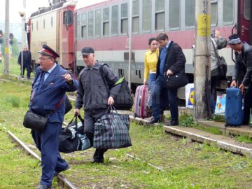 La oprirea garniturilor de tren în stațiile Frasin și Molid, călătorii sunt însoțiți de personalul CFR spre autobuzele care îi așteaptă pentru transbordare