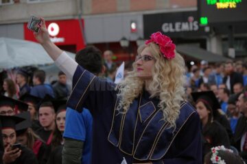 Studenții și universitarii au ieșit din campus și i-au sărbătorit pe absolvenții promoției 2017 în centrul Sucevei