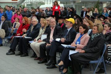 Studenții și universitarii au ieșit din campus și i-au sărbătorit pe absolvenții promoției 2017 în centrul Sucevei