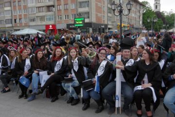 Studenții și universitarii au ieșit din campus și i-au sărbătorit pe absolvenții promoției 2017 în centrul Sucevei