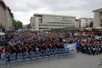 Studenții și universitarii au ieșit din campus și i-au sărbătorit pe absolvenții promoției 2017 în centrul Sucevei