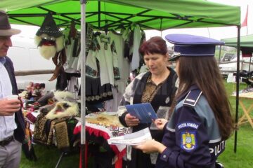 Polițiștii au distribuit peste 800 de ghiduri de prevenire a violenței intrafamiliale și au lansat în mod oficial campania de prevenire a violenței domestice ,,Aripi Frânte”