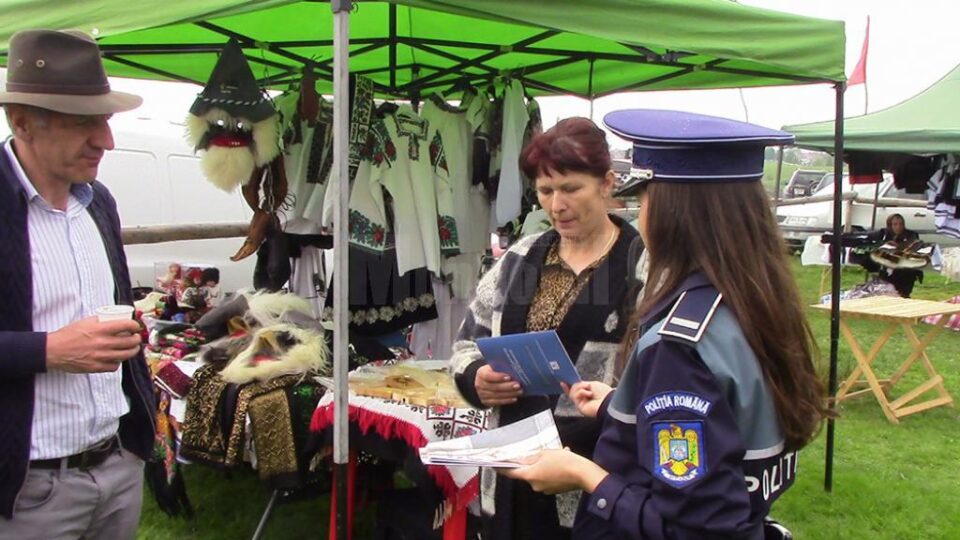 Polițiștii au distribuit peste 800 de ghiduri de prevenire a violenței intrafamiliale și au lansat în mod oficial campania de prevenire a violenței domestice ,,Aripi Frânte”