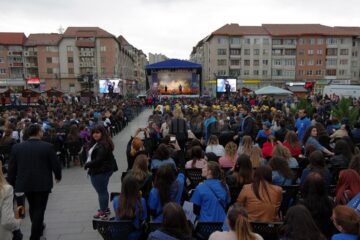 Studenții și universitarii au ieșit din campus și i-au sărbătorit pe absolvenții promoției 2017 în centrul Sucevei