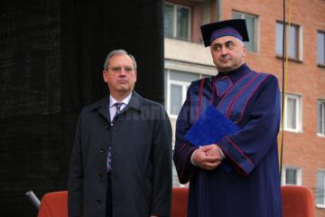 Studenții și universitarii au ieșit din campus și i-au sărbătorit pe absolvenții promoției 2017 în centrul Sucevei