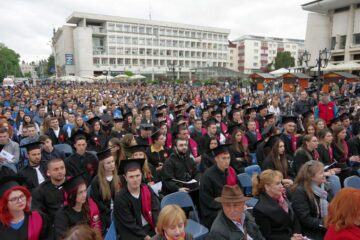 Pentru prima dată, festivitatea de absolvire a avut loc pe esplanada Casei de Cultură