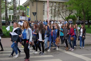 Exuberanță, zgomot, veselie și culoare la primul marș al studenților suceveni