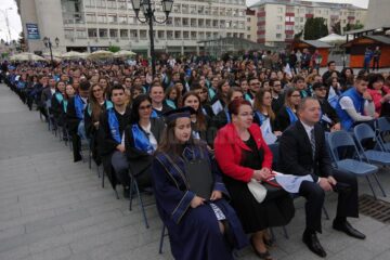 Studenții și universitarii au ieșit din campus și i-au sărbătorit pe absolvenții promoției 2017 în centrul Sucevei