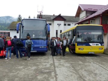 Trei autobuze cu 164 de locuri îi transportă pe călători spre stația de transbordare, unde sunt așteptați de o altă garnitură de tren, cu care își vor continua călătoria