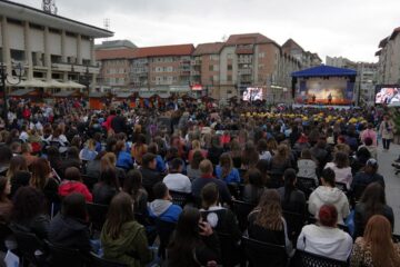 Studenții și universitarii au ieșit din campus și i-au sărbătorit pe absolvenții promoției 2017 în centrul Sucevei