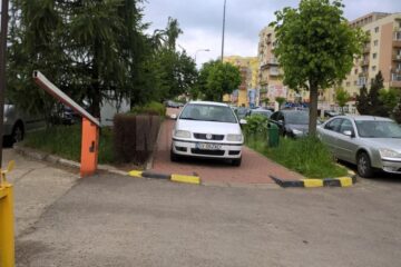 Mașina parcată ieri pe trotuarul din fața instituției