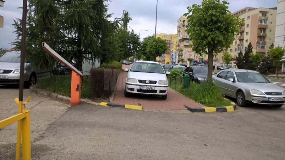 Mașina parcată ieri pe trotuarul din fața instituției