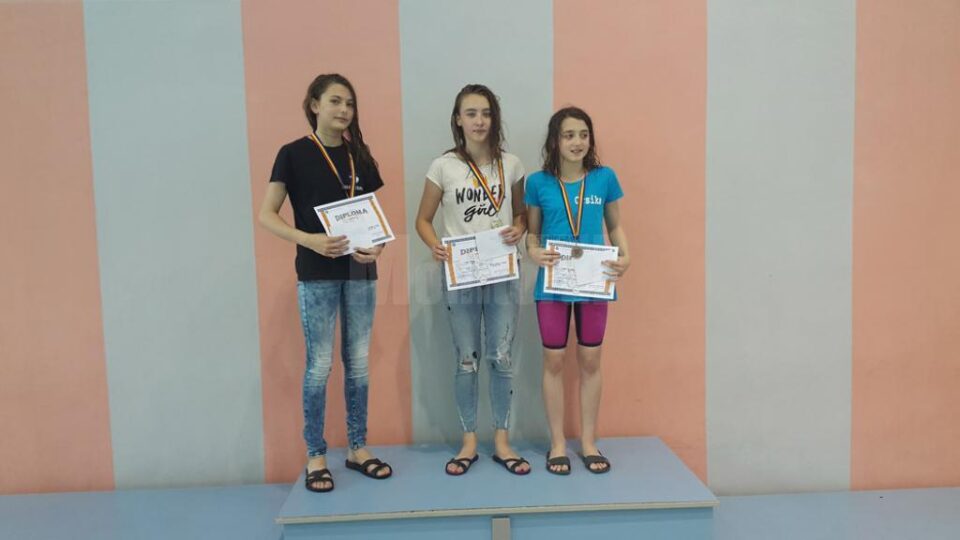 Maria Verciuc (stânga) și Daria Lucan (mijloc)