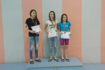 Maria Verciuc (stânga) și Daria Lucan (mijloc)