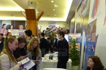 Evenimentul se adresează elevilor de clasa a VII-a și a VIII-a, precum și părinților acestora