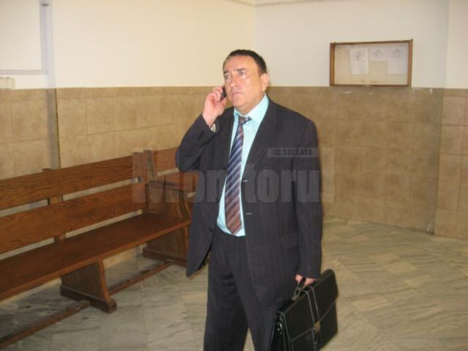 Pompiliu Bota, în așteptarea verdictului, pe holurile Tribunalului Suceava