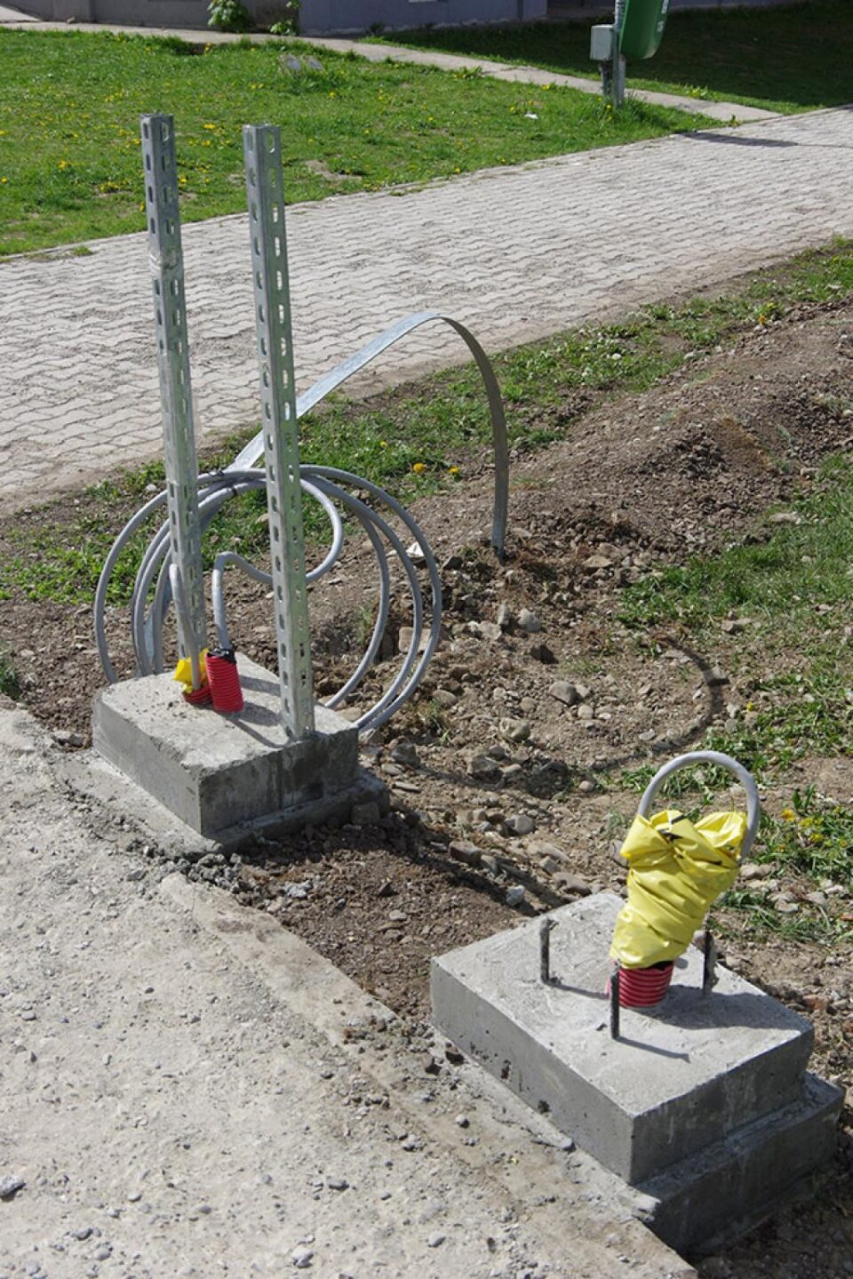 Fundația și alimentarea cu energie electrică au fost deja executate la primele stații de încărcare pentru vehicule electrice