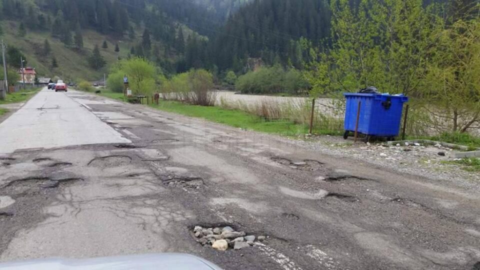DN 17B, de la Vatra Dornei spre Neamț, drumul pe care zeci de șoferi exasperați de gropi au organizat un protest săptămâna trecută