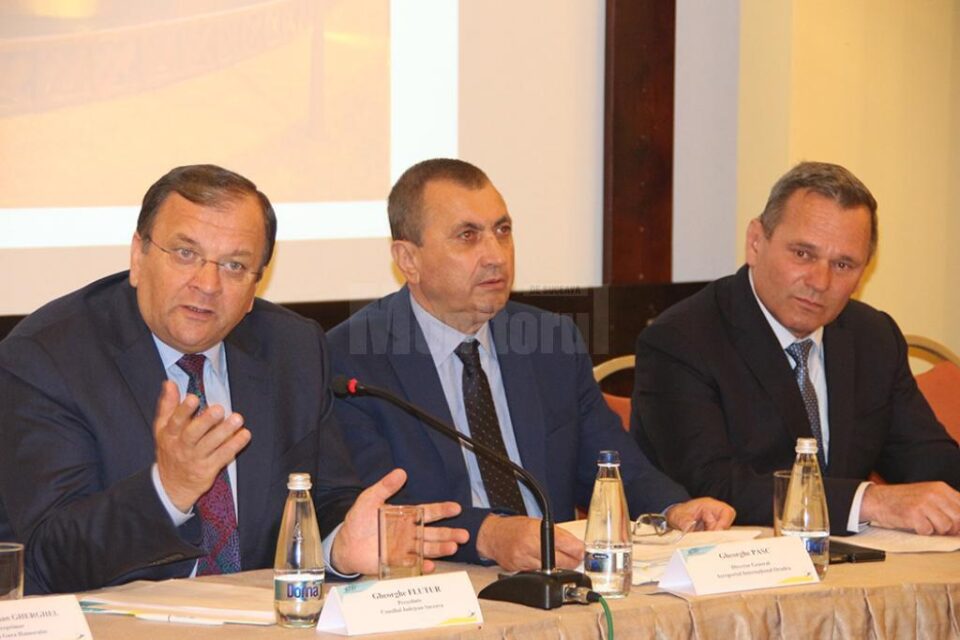 Gheorghe Flutur (stânga) susține că rolul aeroporturilor din țară va fi extrem de important în următoarea perioadă Gheorghe Flutur (stânga) susține că rolul aeroporturilor din țară va fi extrem de important în următoarea perioadă
