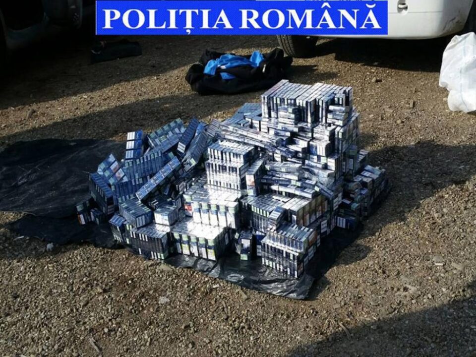 2.520 de pachete cu țigări, în valoare de peste 150.000 de lei, au fost descoperite de polițiști în interiorul mașinii bărbatului din Arad