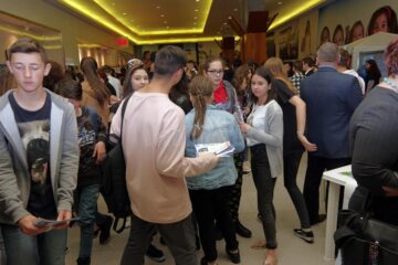 Elevii au primit pliante de la reprezentanții liceelor