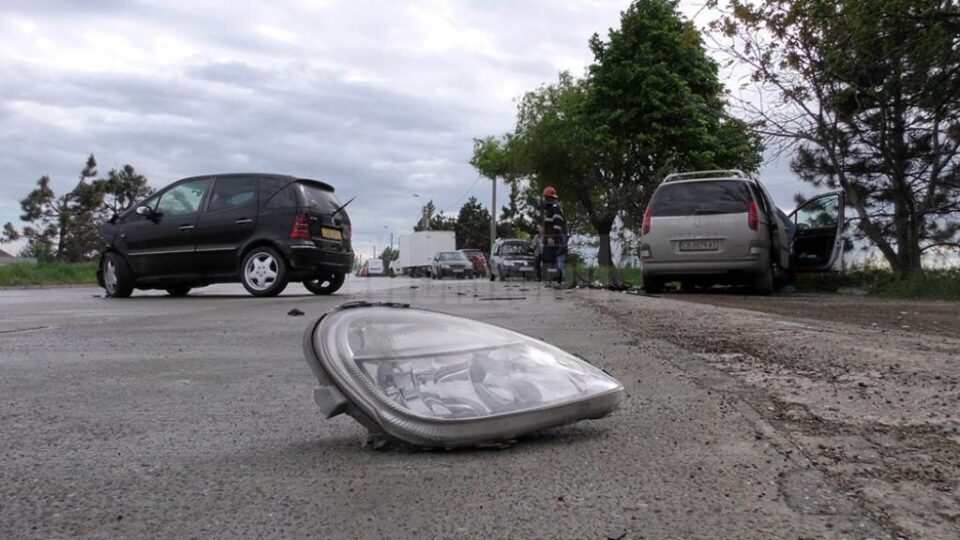 Primul impact a avut loc între Mercedes și Peugeot, șoferul celui de-al doilea autoturism rămânând încarcerat în interior