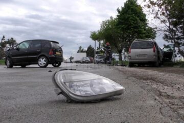 Primul impact a avut loc între Mercedes și Peugeot, șoferul celui de-al doilea autoturism rămânând încarcerat în interior