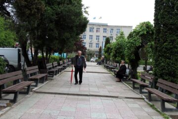 Noile bănci montate în Parcul de la Policlinică, pentru un număr mai mare de suceveni