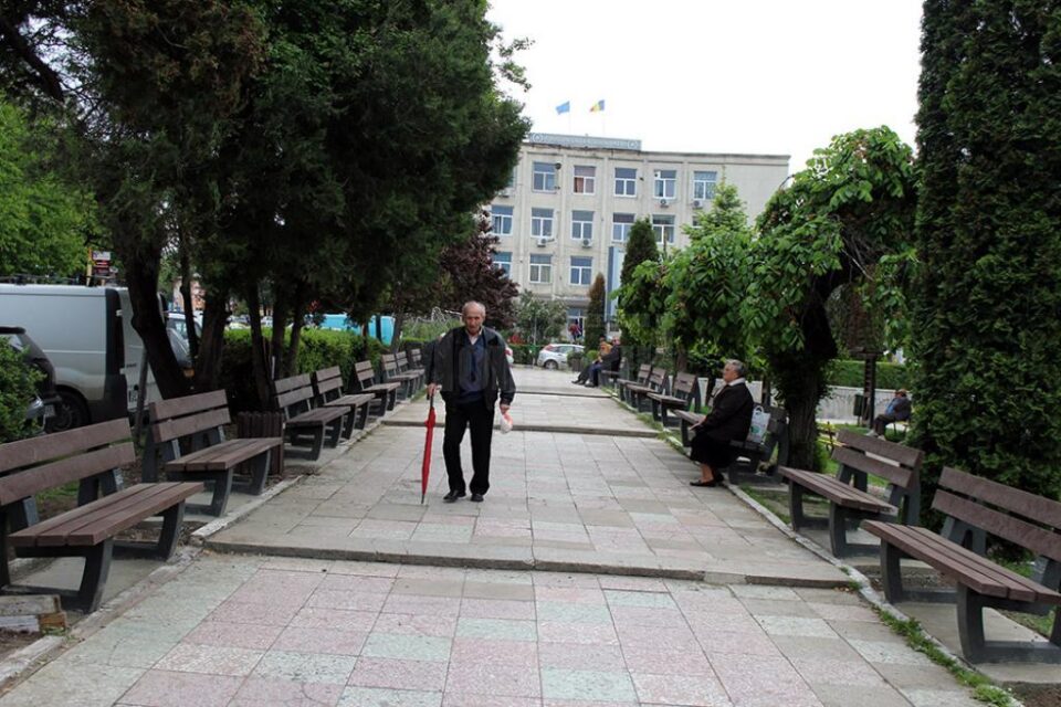 Noile bănci montate în Parcul de la Policlinică, pentru un număr mai mare de suceveni