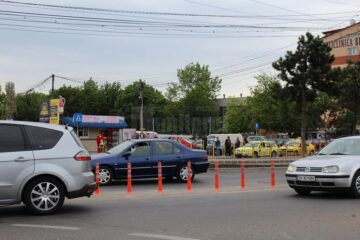 Stâlpișori metalici montați în sensul giratoriu de la Bazar
