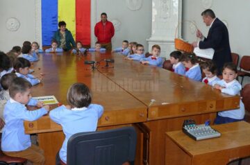 Copiii de la Grădinița „Lizuca” au mers la primărie să ceară o centrală termică nouă