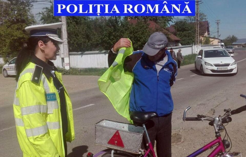 Polițiștii insistă în ultima perioadă și pe acțiunile preventive care constau în oferirea de veste reflectorizante bicicliștilor