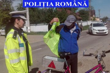 Polițiștii insistă în ultima perioadă și pe acțiunile preventive care constau în oferirea de veste reflectorizante bicicliștilor
