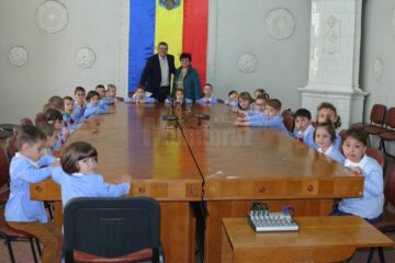 Preșcolarii din grupa mijlocie de la Grădinița “Lizuca” din Fălticeni s-au întâlnit cu primarul Cătălin Coman