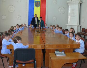 Preșcolarii din grupa mijlocie de la Grădinița “Lizuca” din Fălticeni s-au întâlnit cu primarul Cătălin Coman