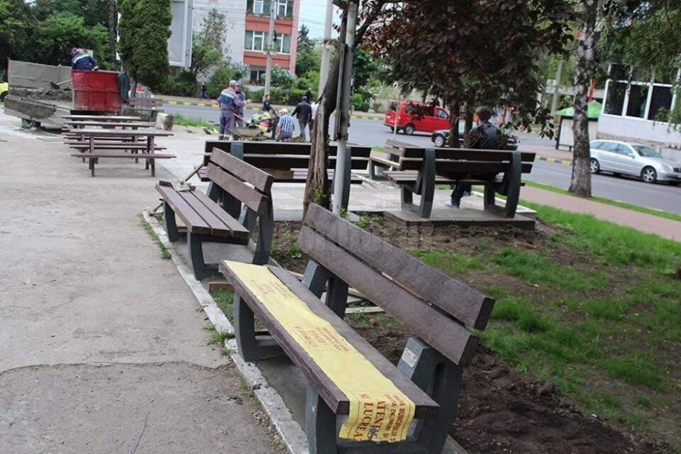 75 de bănci noi, montate în parcul de la Policlinică și în stațiile de autobuz