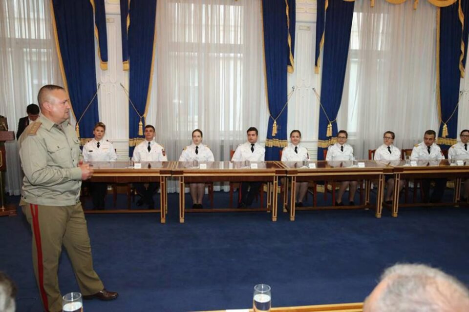 Elevi ai Colegiului Militar din Câmpulung Moldovenesc, premiați de șeful Statului Major General. Foto: Valentin CIOBIRCA